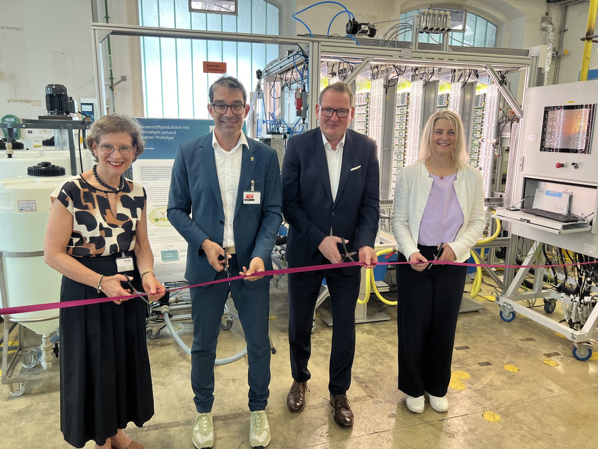 Haben am 3. August 2024 den Demonstrationsbetrieb der SmartBioH2-Bioraffinerie bei Evonik in Rheinfelden eröffnet (v. l.): Marion Dammann (Landrätin Landkreis Lörrach), Staatssekretär Dr. Andre Baumann, Hermann Becker (Standortleiter Evonik), Dr.-Ing. Ursula Schließmann (Fraunhofer IGB, stv. Institutsleiterin und Projektkoordinatorin)